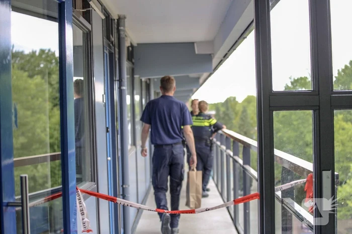 Dode man in flatwoning aangetroffen