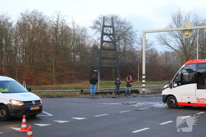 Bestuurder ernstig gewond bij aanrijding met stadsbus