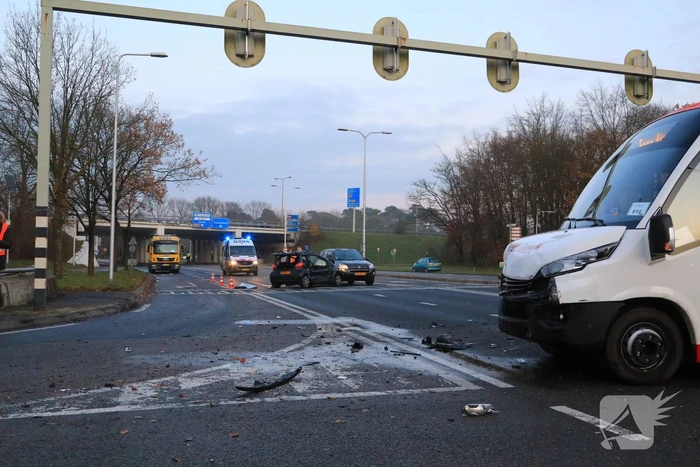 Bestuurder ernstig gewond bij aanrijding met stadsbus