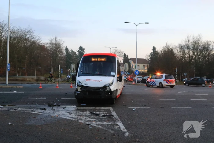 Bestuurder ernstig gewond bij aanrijding met stadsbus
