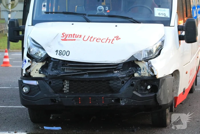 Bestuurder ernstig gewond bij aanrijding met stadsbus