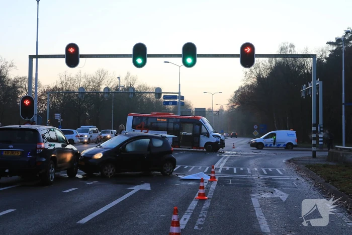 Bestuurder ernstig gewond bij aanrijding met stadsbus