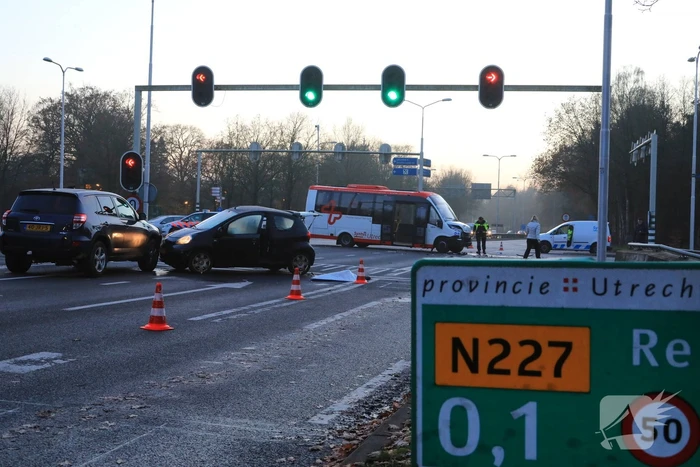 Bestuurder ernstig gewond bij aanrijding met stadsbus