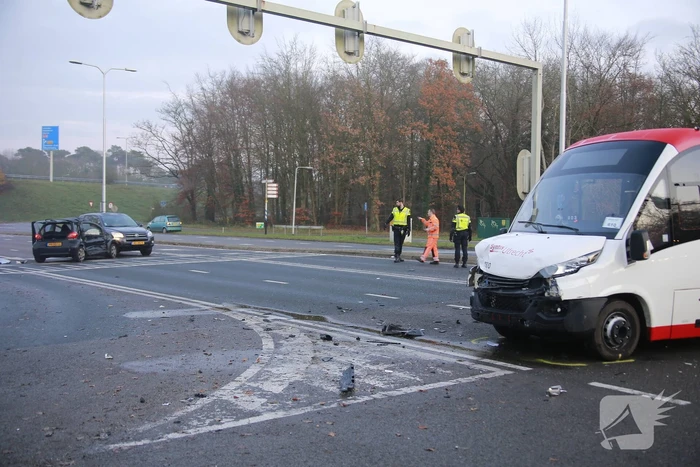 Bestuurder ernstig gewond bij aanrijding met stadsbus