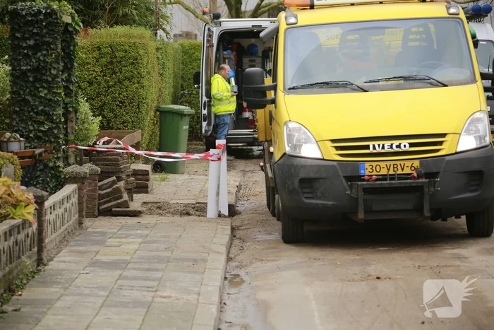 Straat afgezet door waterlekkage