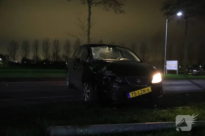 Auto rijdt lantaarnpaal uit de grond