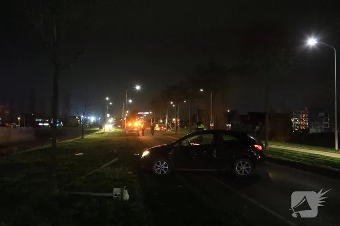 Auto rijdt lantaarnpaal uit de grond
