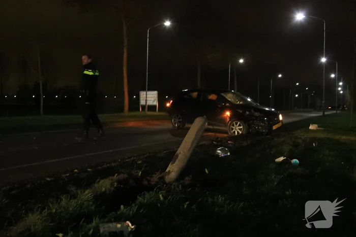Auto rijdt lantaarnpaal uit de grond