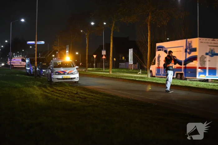 Auto rijdt lantaarnpaal uit de grond