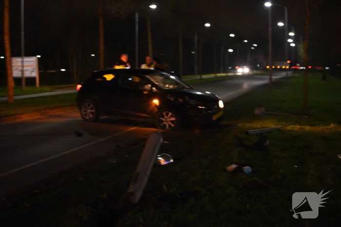 Auto rijdt lantaarnpaal uit de grond