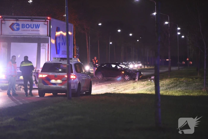 Auto rijdt lantaarnpaal uit de grond