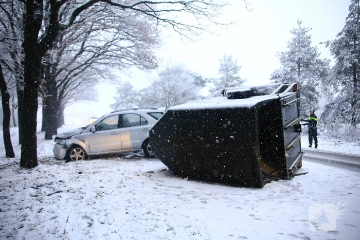 Auto met paardentrailer crasht
