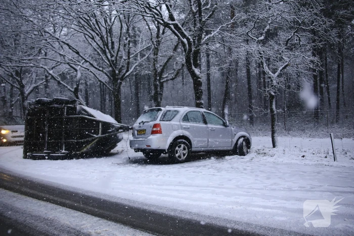 Auto met paardentrailer crasht
