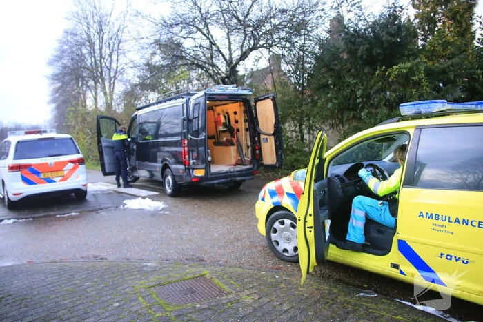 Brommerrijder aangereden door bestelbus