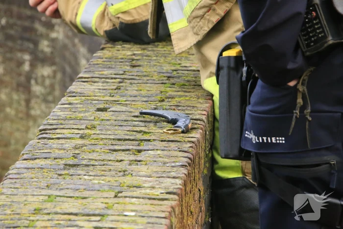 Duikers zoeken naar gedumpte sieraden na inbraak jonge (14) nep Kika-collectanten