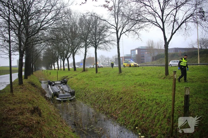 Bestuurder belandt op de kop in sloot