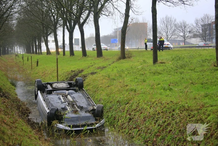 Bestuurder belandt op de kop in sloot