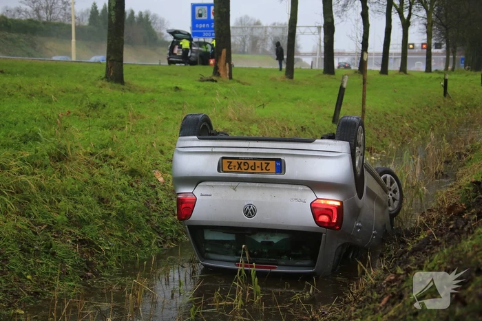 Bestuurder belandt op de kop in sloot