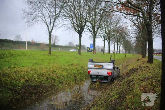 Bestuurder belandt op de kop in sloot