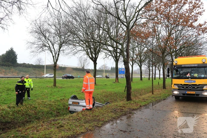 Bestuurder belandt op de kop in sloot