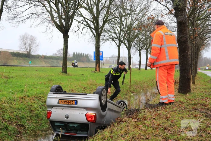 Bestuurder belandt op de kop in sloot