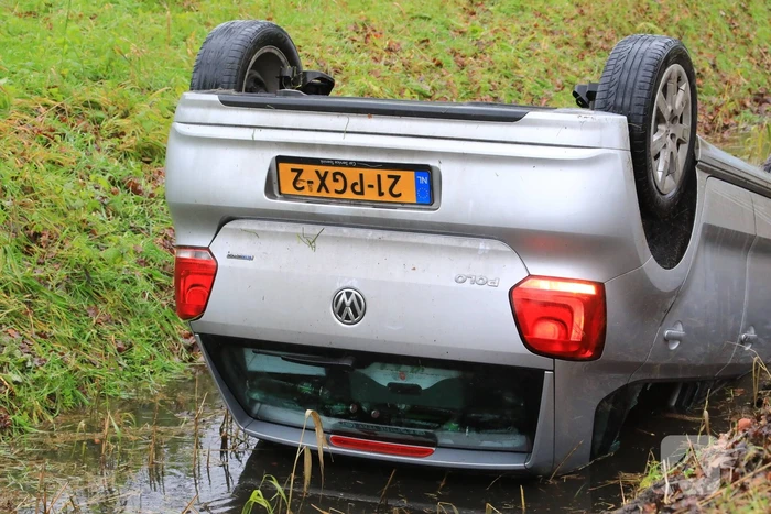 Bestuurder belandt op de kop in sloot