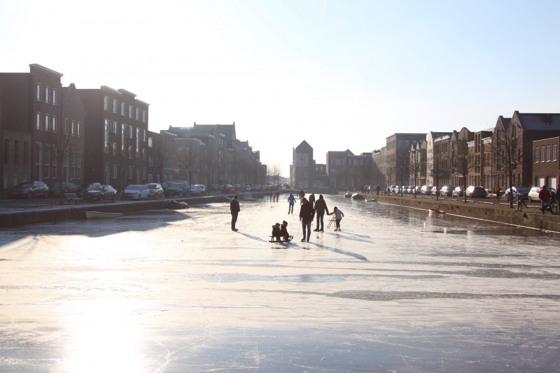 Veel schaatspret op de grachten van Vathorst