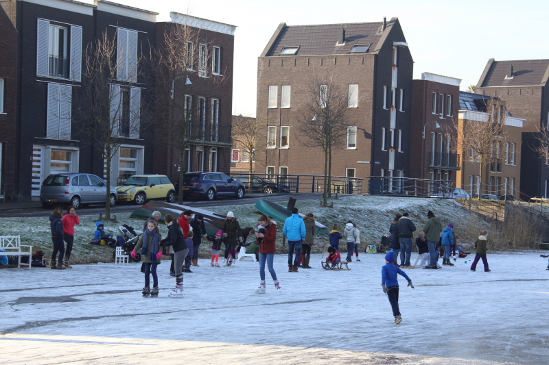 Veel schaatspret op de grachten van Vathorst