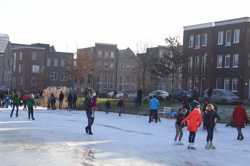 Veel schaatspret op de grachten van Vathorst