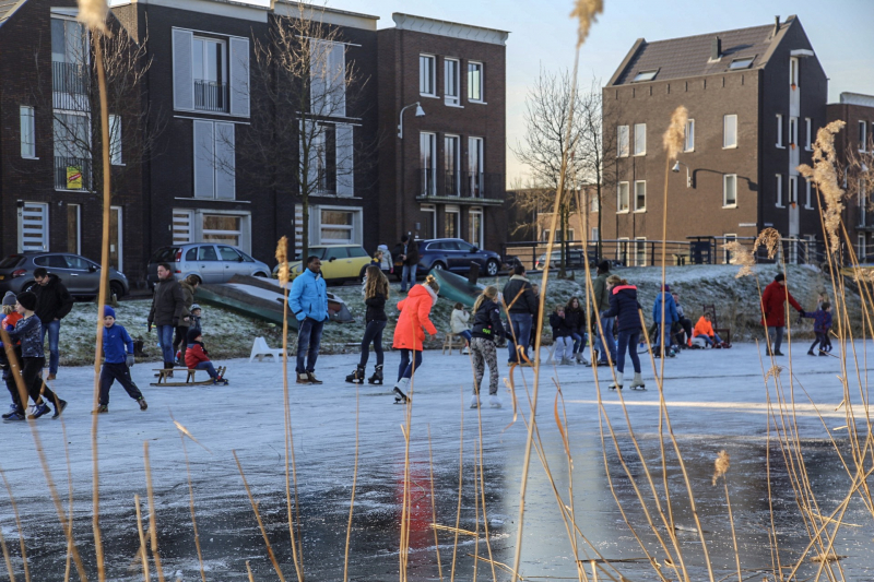Veel schaatspret op de grachten van Vathorst