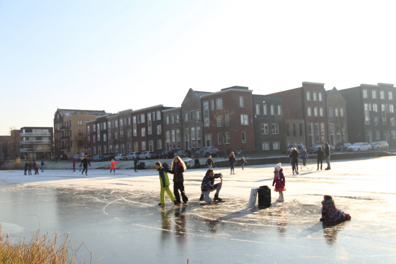 Veel schaatspret op de grachten van Vathorst