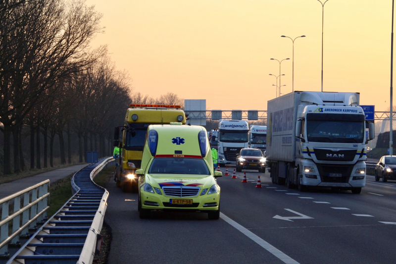 Twee auto's botsen op snelweg