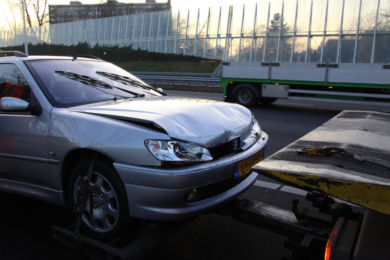 Twee auto's botsen op snelweg