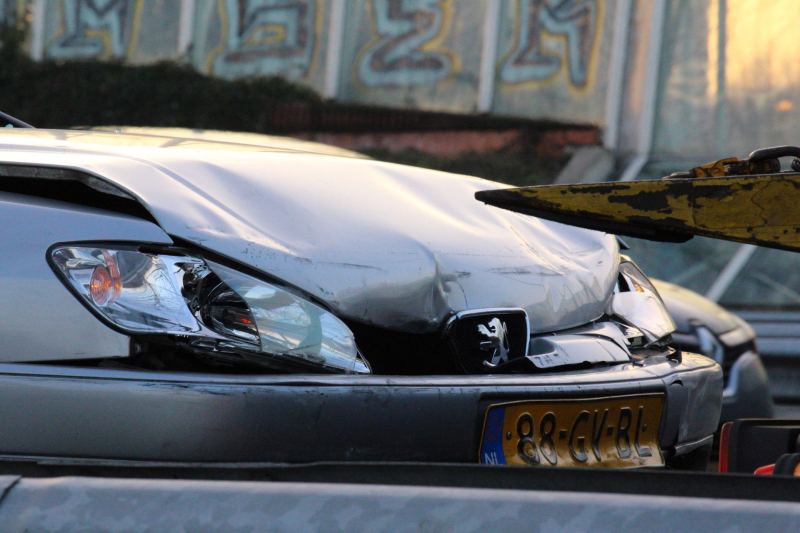 Twee auto's botsen op snelweg