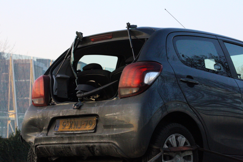 Twee auto's botsen op snelweg