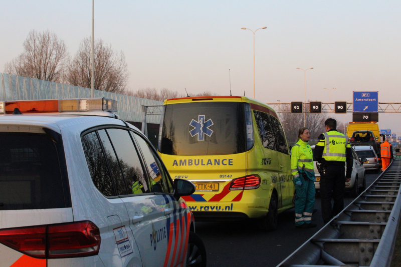 Twee auto's botsen op snelweg