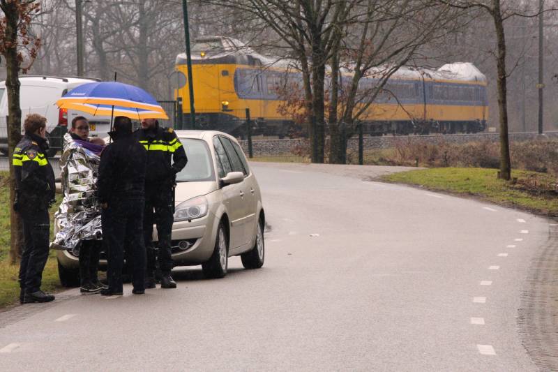 Auto vliegt uit bocht en komt ondersteboven in sloot