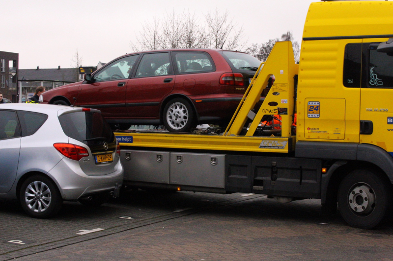 Auto te water geraakt tijdens parkeren