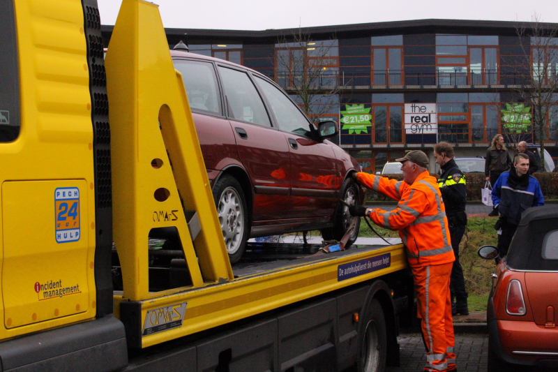 Auto te water geraakt tijdens parkeren