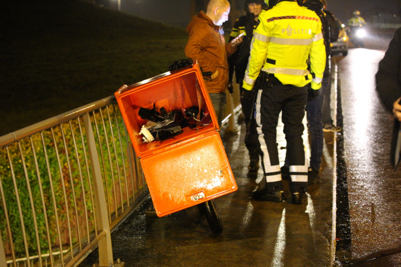 Maaltijdbezorger botst op wielrenner