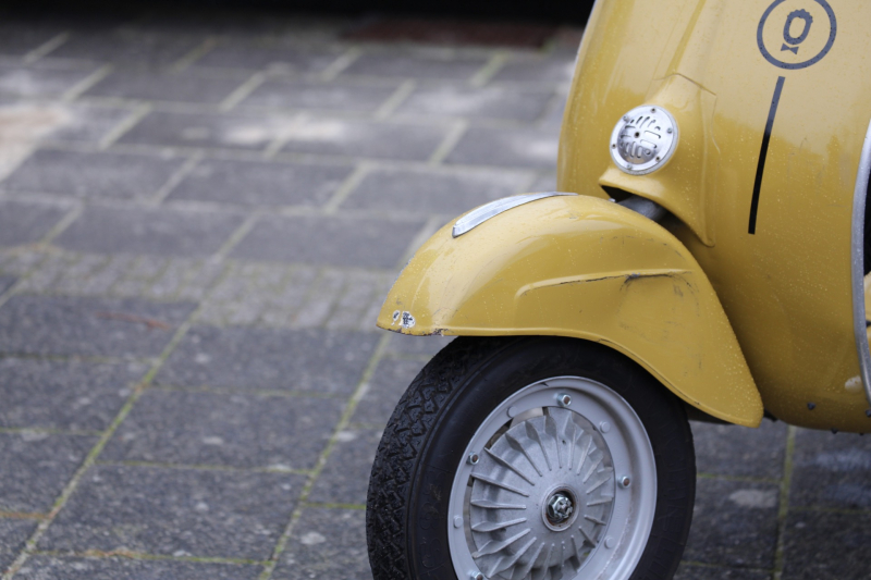 Automobilist ziet bromfiets over het hoofd