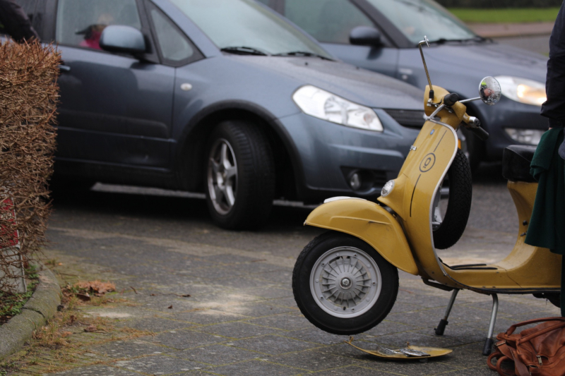Automobilist ziet bromfiets over het hoofd