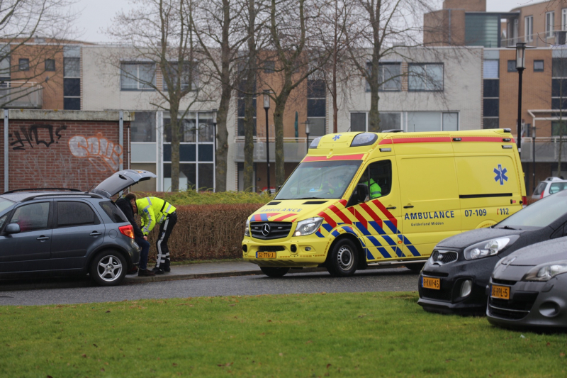 Automobilist ziet bromfiets over het hoofd