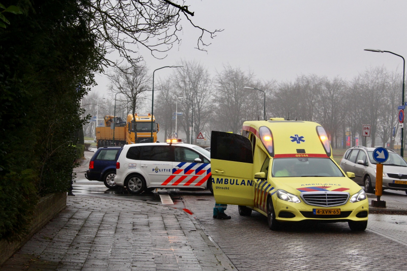 Twee auto's botsen op elkaar op een kruispunt