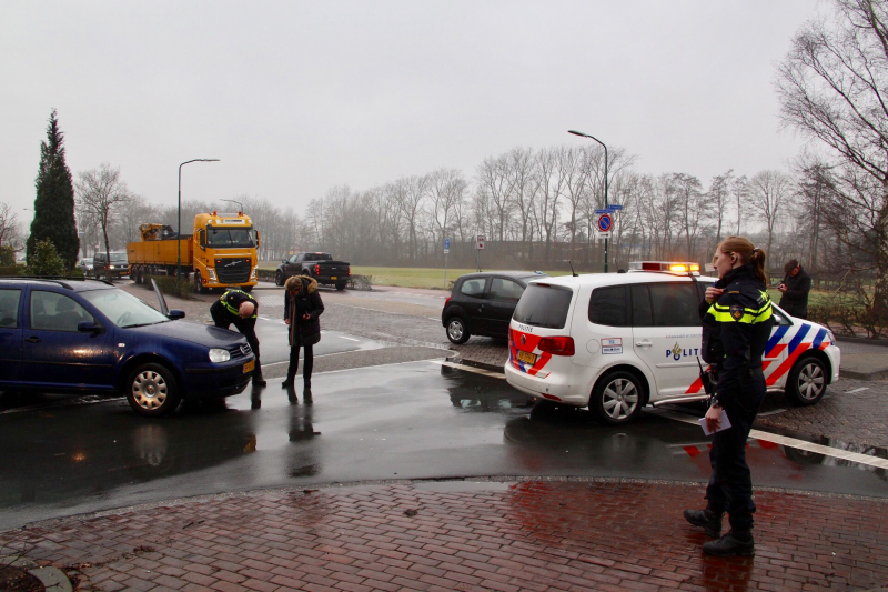 Twee auto's botsen op elkaar op een kruispunt