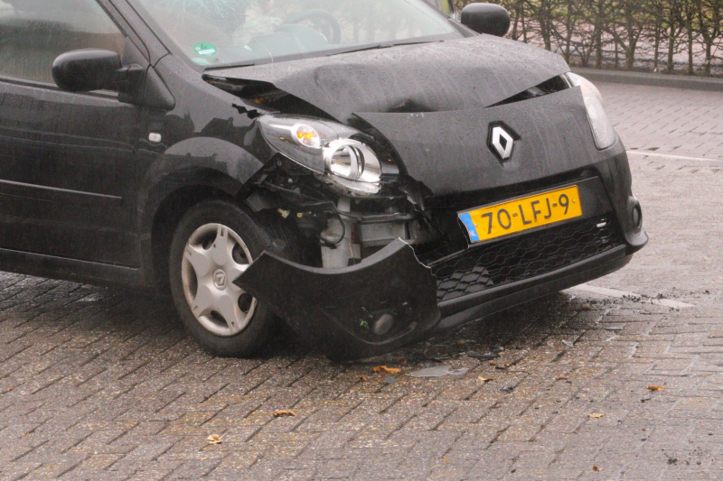 Twee auto's botsen op elkaar op een kruispunt