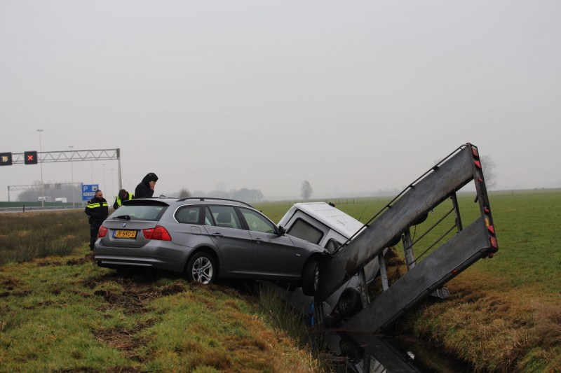 Bestelbus met aanhanger belandt in de sloot