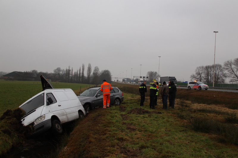 Bestelbus met aanhanger belandt in de sloot