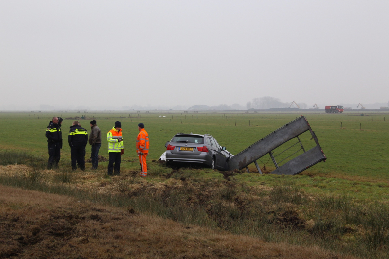 Bestelbus met aanhanger belandt in de sloot