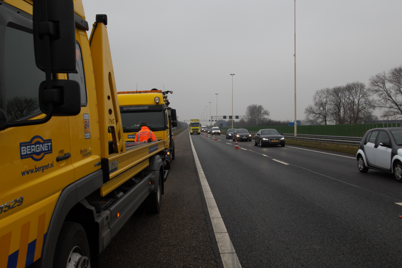 Bestelbus met aanhanger belandt in de sloot